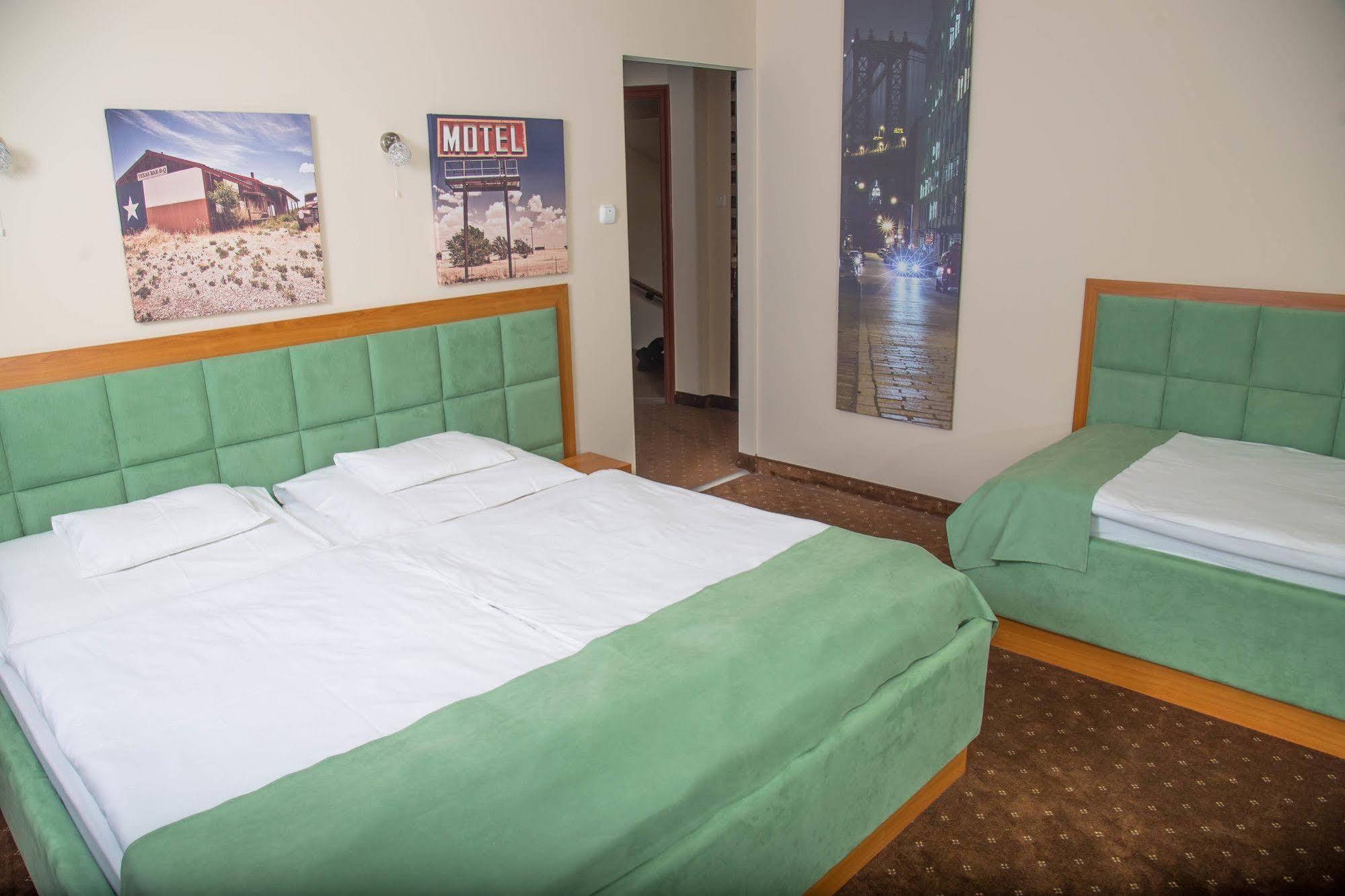 Soho Apartmanhaz Γκιόρ Εξωτερικό φωτογραφία